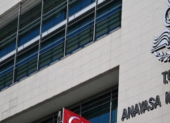 AYM’den emsal karar: İşten çıkarılan işçiye hem maaş farkı hem tazminat verilecek! 1