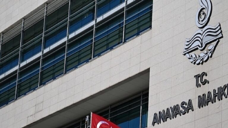 AYM’den emsal karar: İşten çıkarılan işçiye hem maaş farkı hem tazminat verilecek! 13 AYM’den emsal karar: İşten çıkarılan işçiye hem maaş farkı hem tazminat verilecek! 6