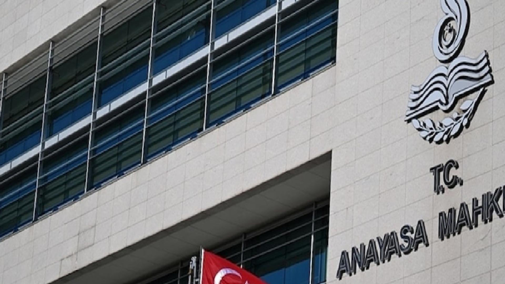 AYM’den emsal karar: İşten çıkarılan işçiye hem maaş farkı hem tazminat verilecek!