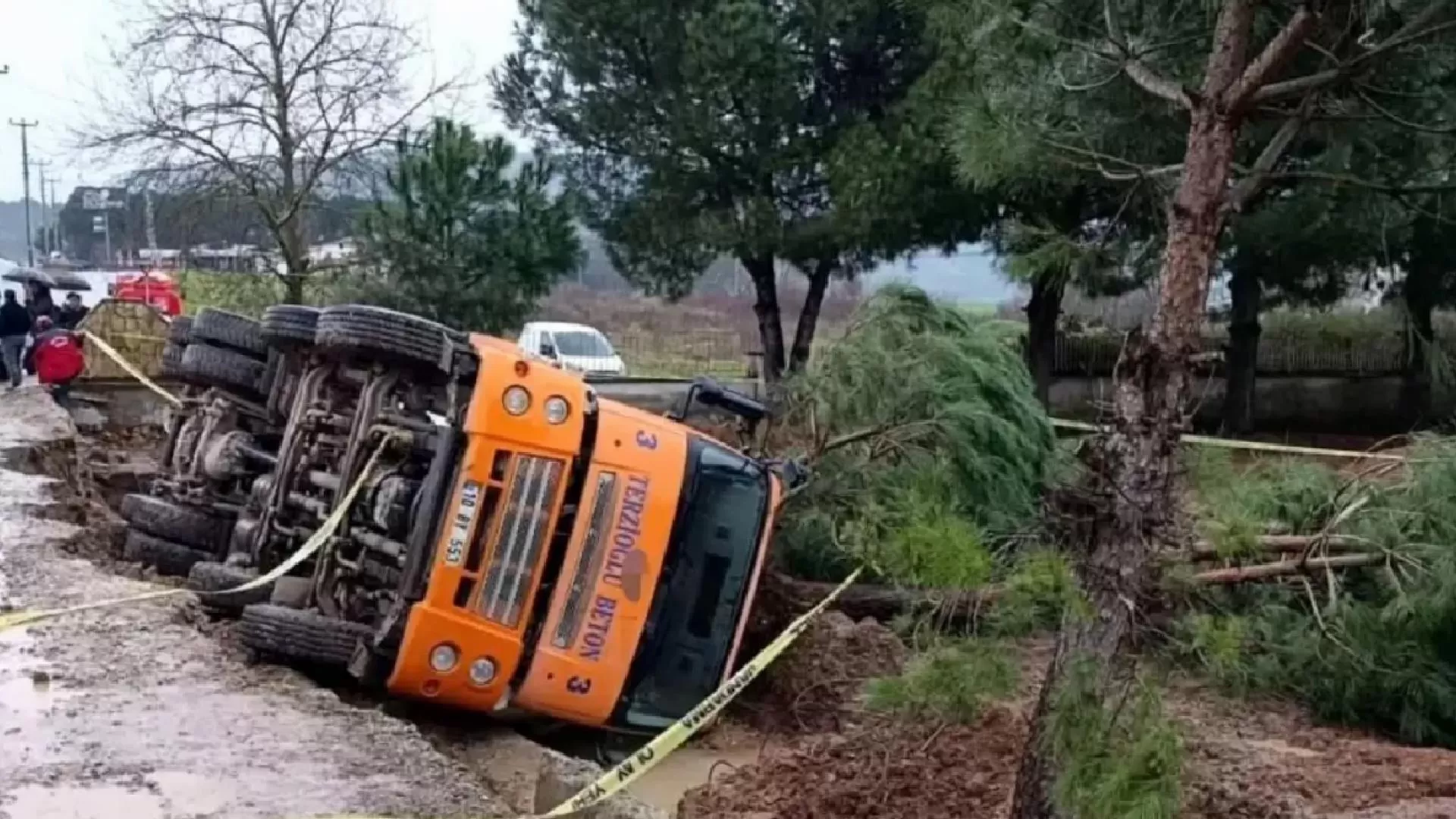 Balıkesir’de zemin çökünce beton mikseri devrildi: 1 işçi hayatını kaybetti
