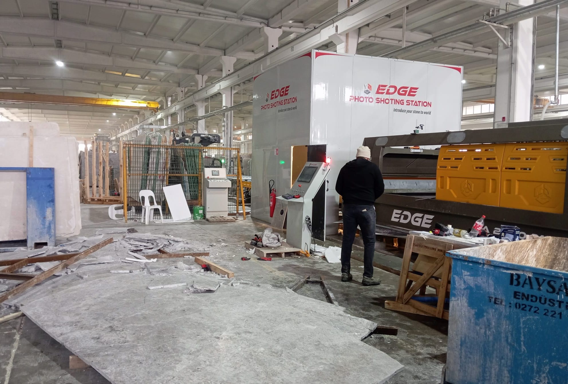 Burdur’da işçilerin üzerine mermer blok düştü