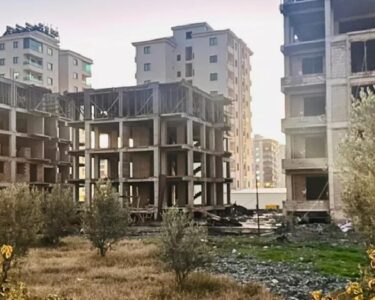 Hatay'da inşaattan düşen 35 yaşındaki işçi hayatını kaybetti
