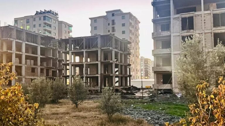 Hatay'da inşaattan düşen 35 yaşındaki işçi hayatını kaybetti 18 Hatay'da inşaattan düşen 35 yaşındaki işçi hayatını kaybetti