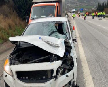 Yolda temizlik çalışması yapan işçilere araç çarptı: 1 işçi hayatını kaybetti