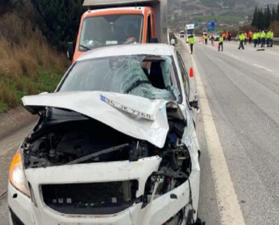 Yolda temizlik çalışması yapan işçilere araç çarptı: 1 işçi hayatını kaybetti