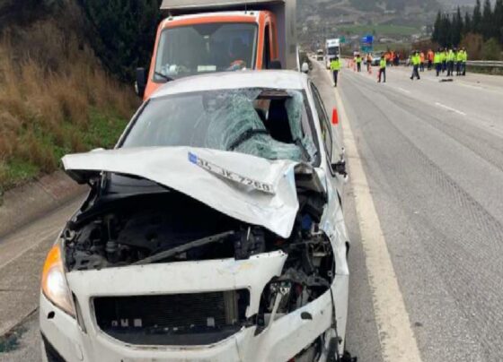 Yolda temizlik çalışması yapan işçilere araç çarptı: 1 işçi hayatını kaybetti