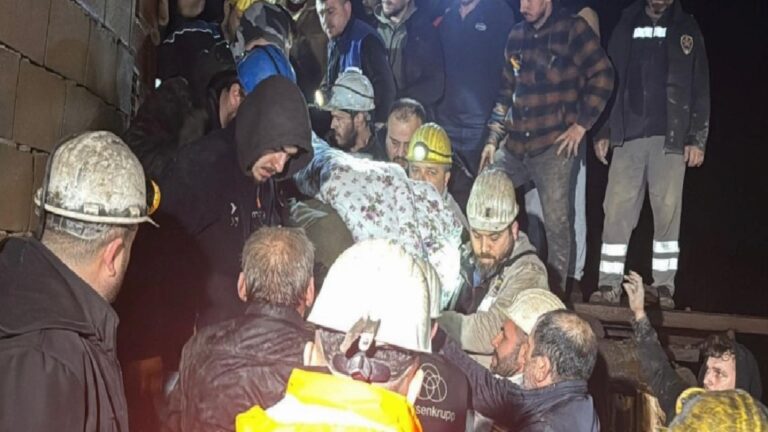 Zonguldak'ta maden ocağında göçükte 2 işçi hayatını kaybetti 12 Zonguldak'taki göçükte hayatını kaybeden madencinin cenazesi yürek burktu