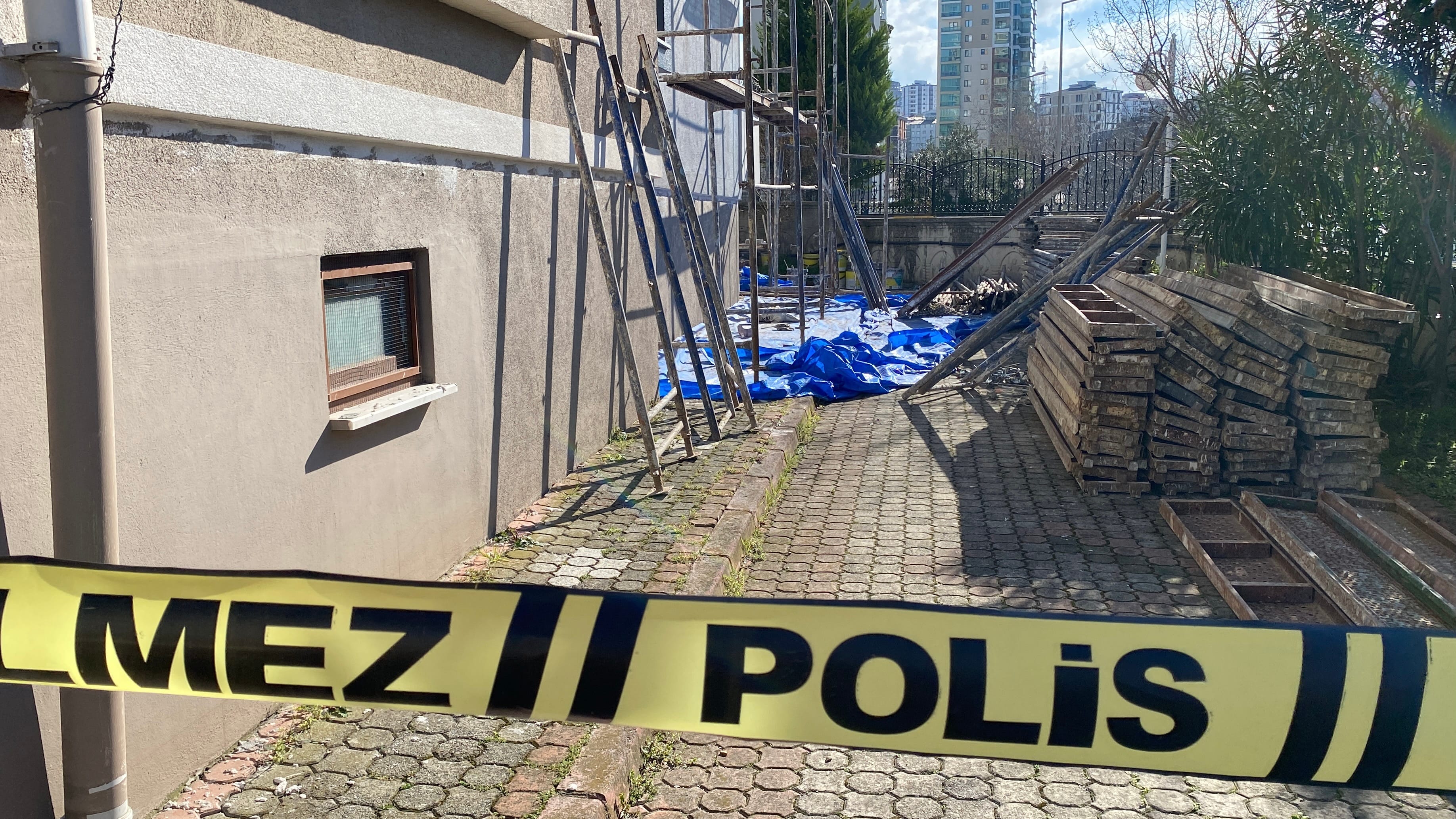 Samsun'da boya yaparken 3. kattan düşen işçi yaşam savaşı veriyor!