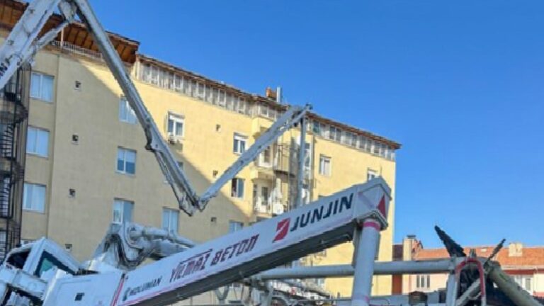 Uşak'ta beton pompasının altında kalan 29 yaşındaki işçi hayatını kaybetti 17 Uşak'ta beton pompasının altında kalan 29 yaşındaki işçi hayatını kaybetti 1