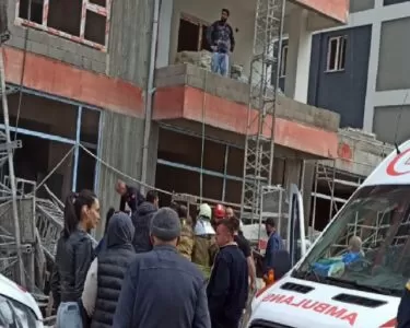 Ankara'da sekiz katlı inşaatın iskelesi çöktü: 1'i ağır, 3 yaralı 1