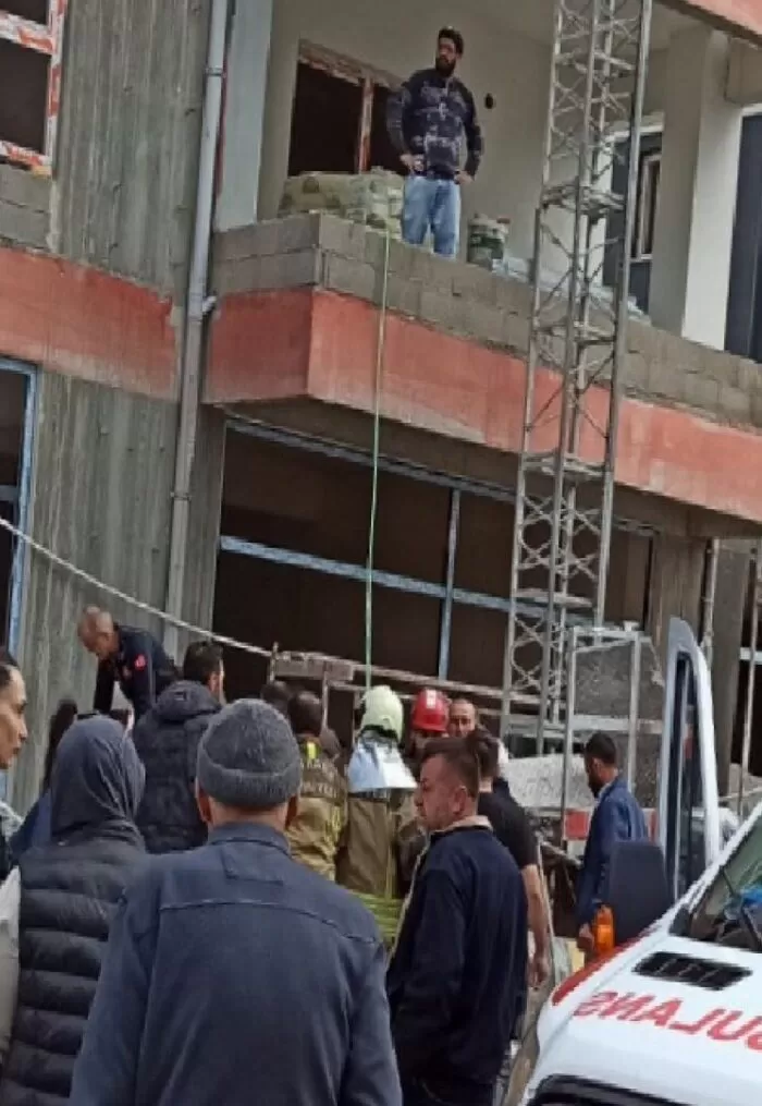 Ankara'da sekiz katlı inşaatın iskelesi çöktü: 1'i ağır, 3 yaralı 1