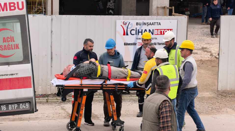 Bursa'da inşaatta iş kazası: 2'nci kattan düşen 53 yaşındaki işçi yaralandı 1