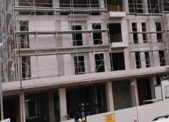 Bursa'da inşaatta iş kazası: 2'nci kattan düşen 53 yaşındaki işçi yaralandı