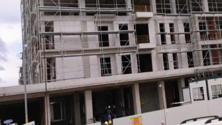 Bursa'da inşaatta iş kazası: 2'nci kattan düşen 53 yaşındaki işçi yaralandı 13 Bursa'da inşaatta iş kazası: 2'nci kattan düşen 53 yaşındaki işçi yaralandı