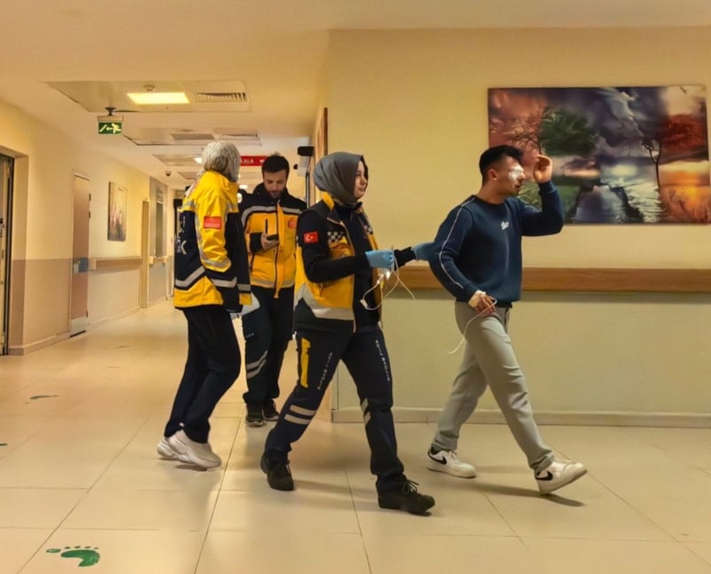 Bursa'da mobilya fabrikasında kesim sırasında ağaç parçası gözüne saplandı