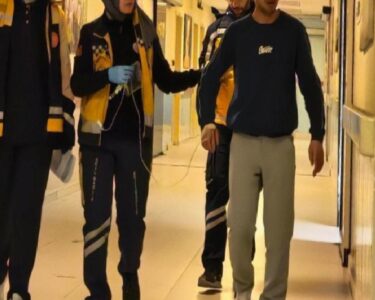 Bursa'da mobilya fabrikasında kesim sırasında ağaç parçası gözüne saplandı 1