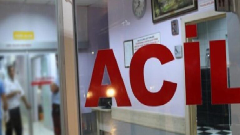 İzmir Aliağa'da gemi söküm tesisinde üzerine parça düşen 65 yaşındaki işçi hayatını kaybetti