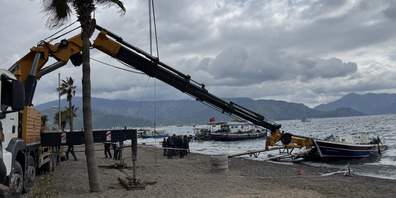 Muğla'da kırılan vinç taşıma kolunun altında kalan 21 yaşındaki işçi hayatını kaybetti