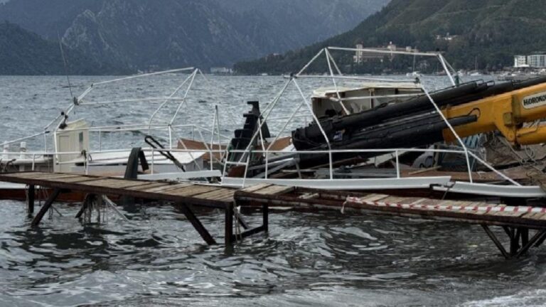 Muğla'da kırılan vinç taşıma kolunun altında kalan 21 yaşındaki işçi hayatını kaybetti