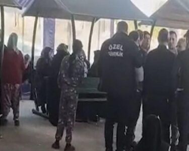 ŞANLIURFA'nın Birecik ilçesinde, bir çimento fabrikasında elektrik akımına kapılan 27 yaşındaki Abdulkadir Arzık, kaldırıldığı hastanede hayatını kaybetti.