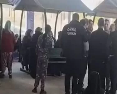 ŞANLIURFA'nın Birecik ilçesinde, bir çimento fabrikasında elektrik akımına kapılan 27 yaşındaki Abdulkadir Arzık, kaldırıldığı hastanede hayatını kaybetti.