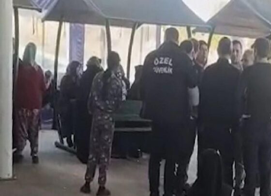ŞANLIURFA'nın Birecik ilçesinde, bir çimento fabrikasında elektrik akımına kapılan 27 yaşındaki Abdulkadir Arzık, kaldırıldığı hastanede hayatını kaybetti.
