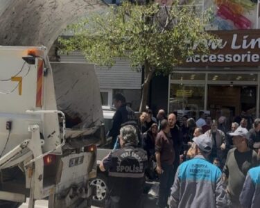 Isparta'da çöp kamyonunun arkasına sıkışan 47 yaşındaki temizlik işçisi hayatını kaybetti