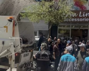 Isparta'da çöp kamyonunun arkasına sıkışan 47 yaşındaki temizlik işçisi hayatını kaybetti