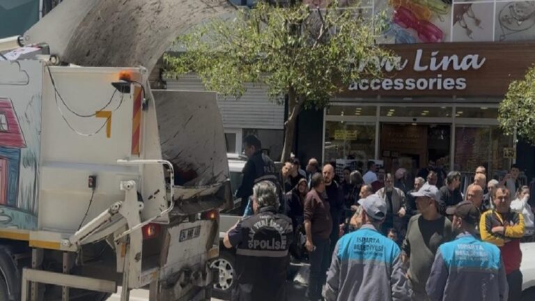 Isparta'da çöp kamyonunun arkasına sıkışan 47 yaşındaki temizlik işçisi hayatını kaybetti