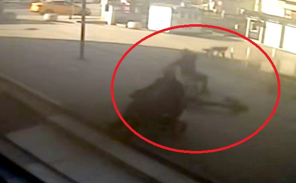 İstanbul Avcılar'da skuterdan düşerek ağır yaralanan belediye işçisi hayatını kaybetti 1