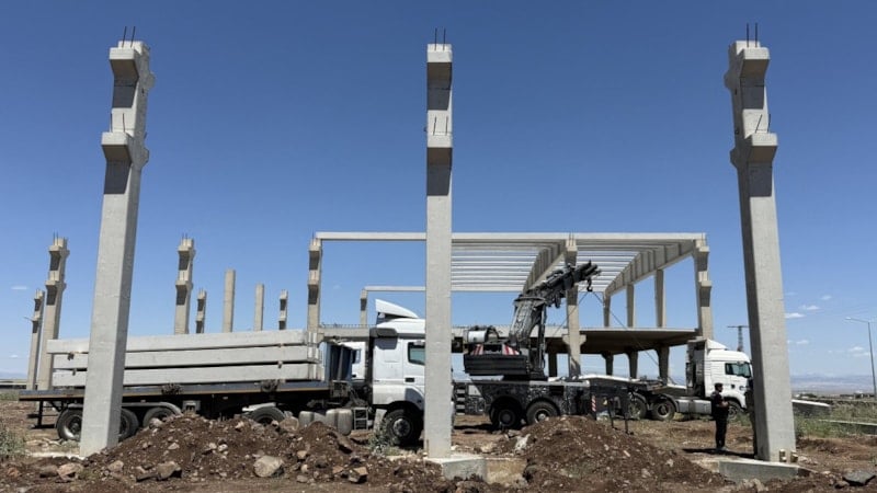 Diyarbakır’da 15 tonluk beton blok devrildi: 1 işçi hayatını kaybetti, 1 işçi ağır yaralı 1 Diyarbakır’da 15 tonluk beton blok devrildi: 1 işçi hayatını kaybetti, 1 işçi ağır yaralı 1