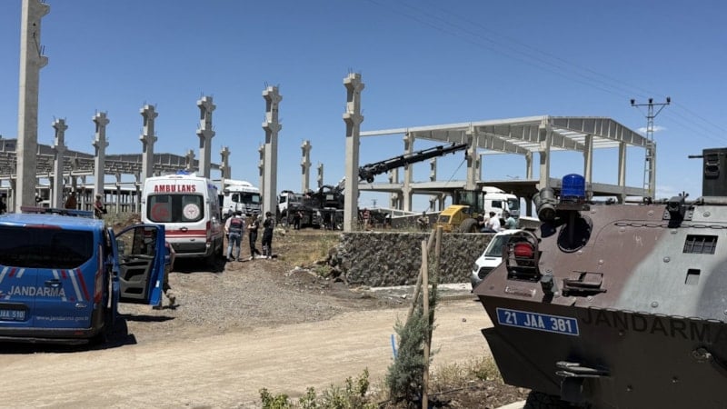 Diyarbakır’da 15 tonluk beton blok devrildi: 1 işçi hayatını kaybetti, 1 işçi ağır yaralı 3 Diyarbakır’da 15 tonluk beton blok devrildi: 1 işçi hayatını kaybetti, 1 işçi ağır yaralı 3