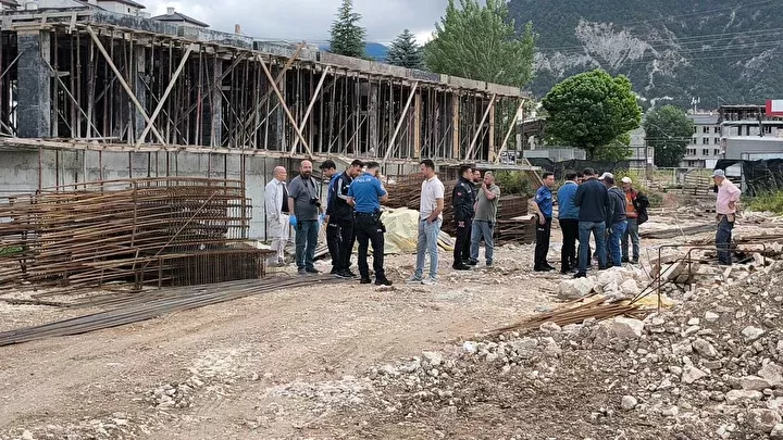 Kütahya'da inşaat iskelesinin çökmesi sonucu iki işçi hayatını kaybetti, iki işçi yaralandı