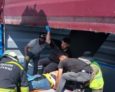 Sivrihisar'da maden ocağındaki taş kırma kuyusuna düşen 2 işçi yaralandı 2