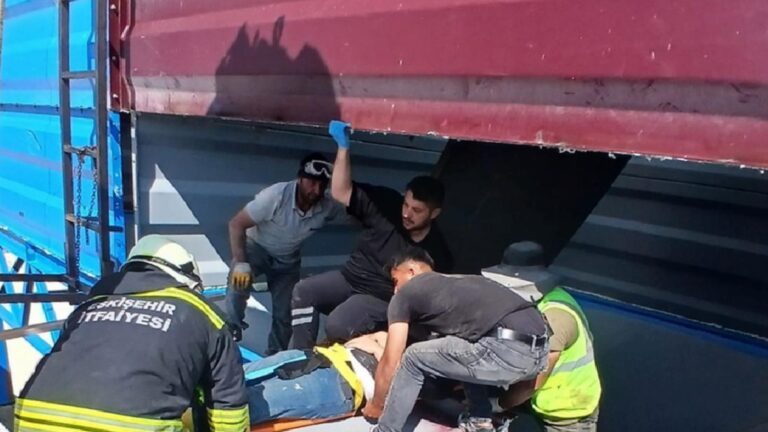 Sivrihisar'da maden ocağındaki taş kırma kuyusuna düşen 2 işçi yaralandı 10 Sivrihisar'da maden ocağındaki taş kırma kuyusuna düşen 2 işçi yaralandı 2