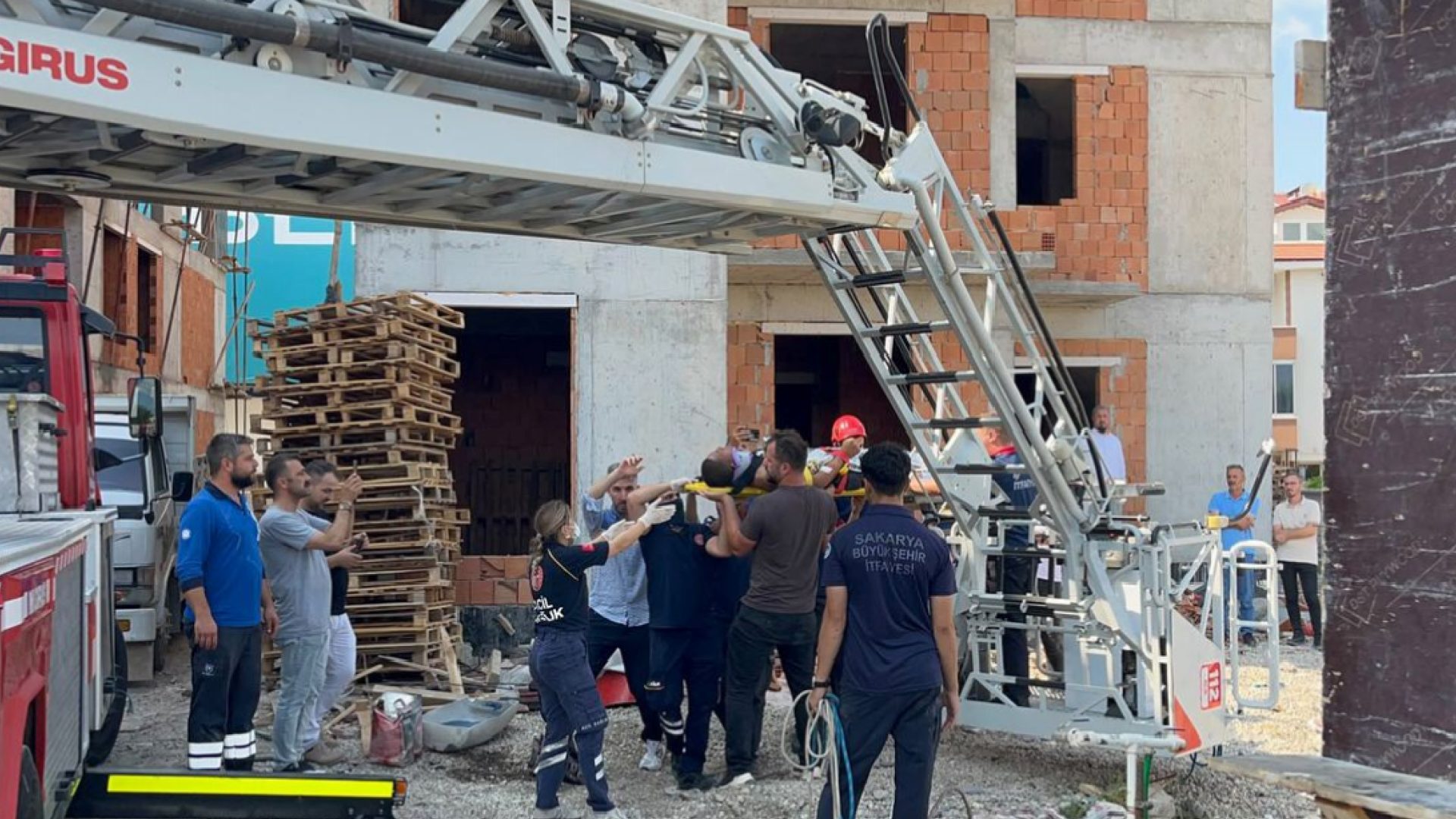 İnşaatta Elektrik Akımına Kapılan İşçi Ağır Yaralandı 1 İnşaatta Elektrik Akımına Kapılan İşçi Ağır Yaralandı