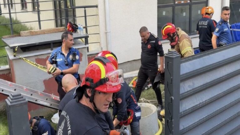 Tuzla'da foseptik çukurunu temizlemek için giren işçi hayatını kaybetti 26 Tuzla’da foseptik çukurunu temizlemek için giren işçi hayatını kaybetti