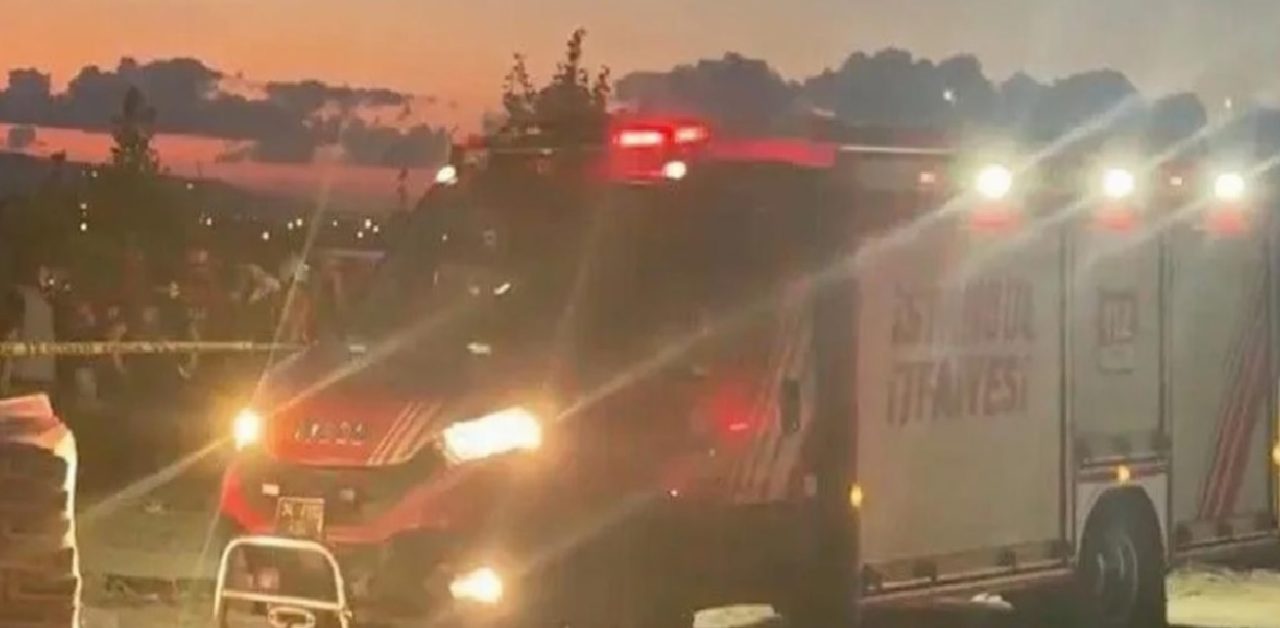Büyükçekmece'de toprak kayması sonucu 2 işçi göçük altında kaldı 1