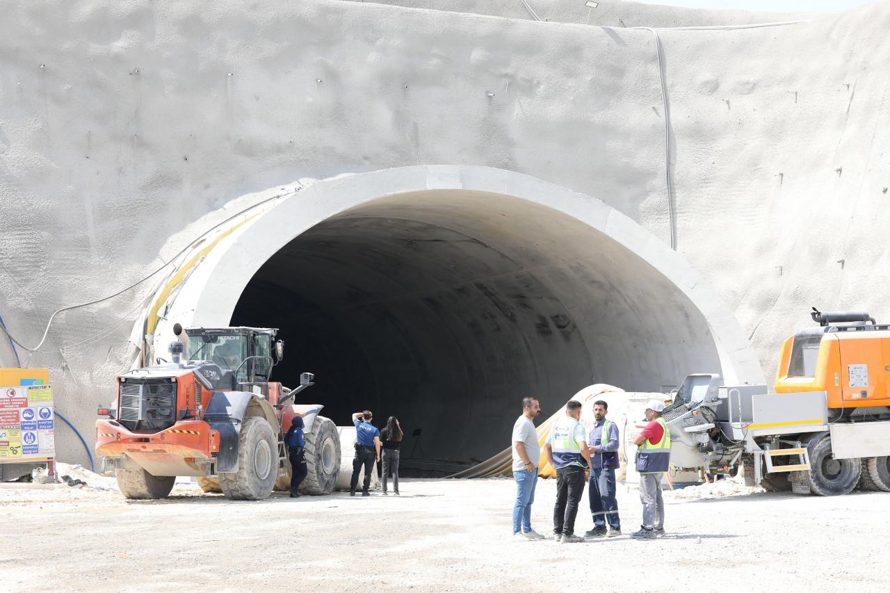 Gaziantep’te tünel inşaatında demir ve iskele arasına sıkışan 26 yaşındaki işçi hayatını kaybetti 2 Gaziantep’te tünel inşaatında demir ve iskele arasına sıkışan 26 yaşındaki işçi hayatını kaybetti 1