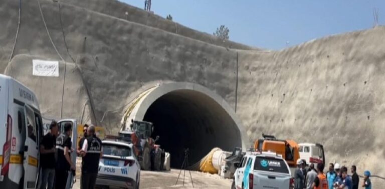 Gaziantep’te tünel inşaatında demir ve iskele arasına sıkışan 26 yaşındaki işçi hayatını kaybetti 23 Gaziantep’te tünel inşaatında demir ve iskele arasına sıkışan 26 yaşındaki işçi hayatını kaybetti