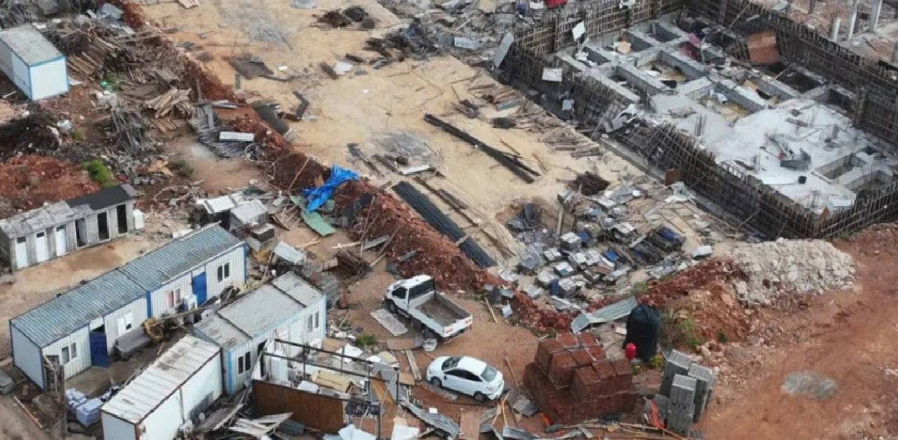 Antalya’da hortum şantiyeyi vurdu: 4 işçi hayatını kaybetti 1 Antalya’da hortum şantiyeyi vurdu: 4 işçi hayatını kaybetti
