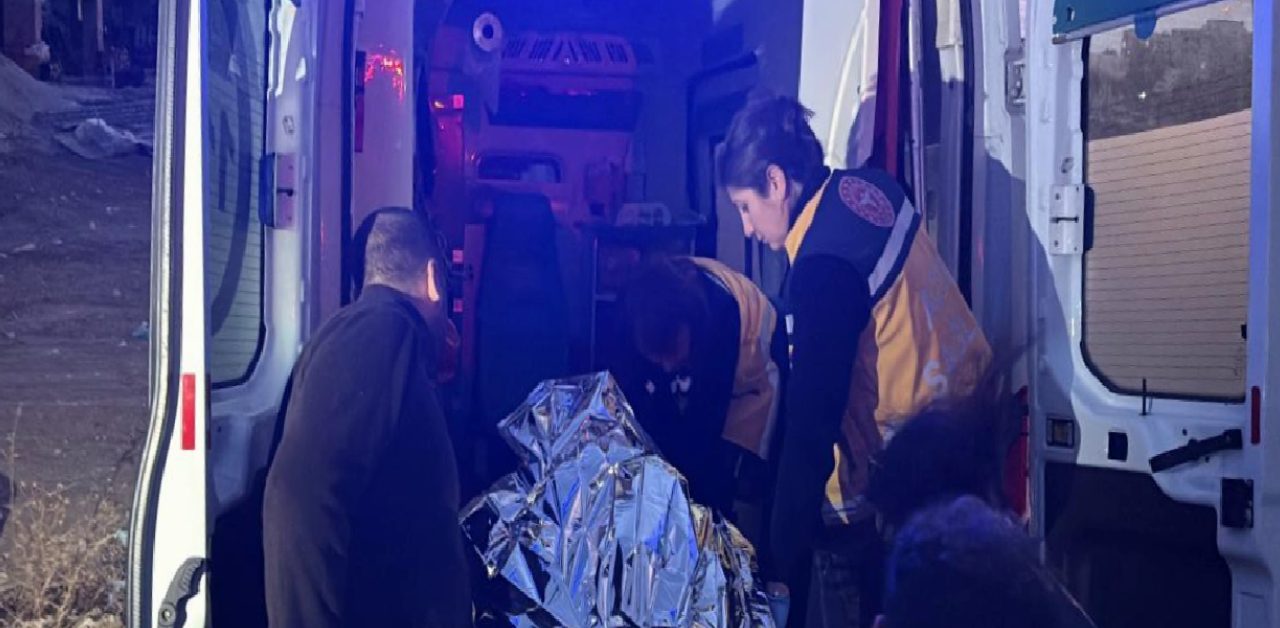 Çanakkale'de toprak altında kalan 2 işçi kurtarıldı 1