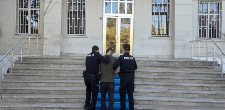 Edirne’de mesai arkadaşlarına dehşeti yaşattı: 1 kişiyi öldürüp, 1 kişiyi ağır yaraladı 24 Edirne’de mesai arkadaşlarına dehşeti yaşattı: 1 kişiyi öldürüp, 1 kişiyi ağır yaraladı