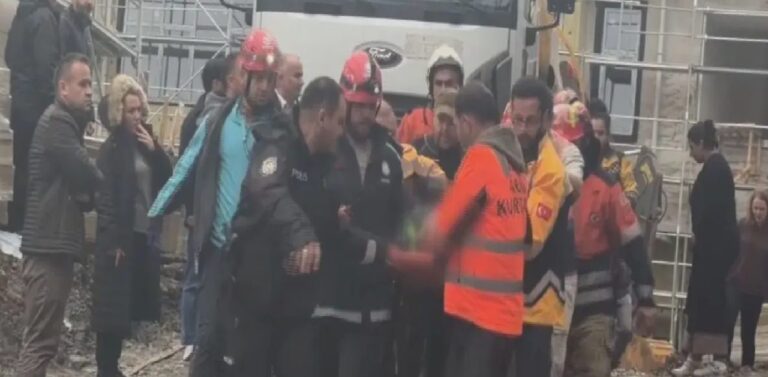İstanbul’da su tahliyesi sırasında kuyuya düşen işçi hayatını kaybetti 23 İstanbul’da su tahliyesi sırasında kuyuya düşen işçi hayatını kaybetti