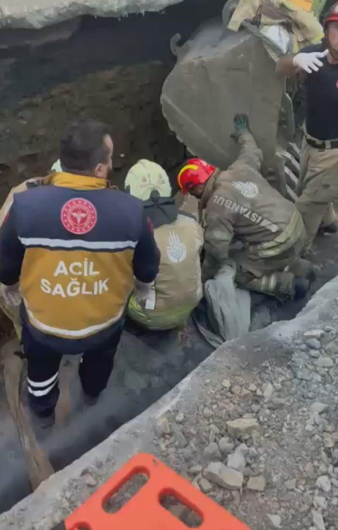 İstanbul'da kazı çalışmasında yolda oluşan göçüğe düşen işçi hayatını kaybetti 2 İstanbul'da kazı çalışmasında yolda oluşan göçüğe düşen işçi hayatını kaybetti 1