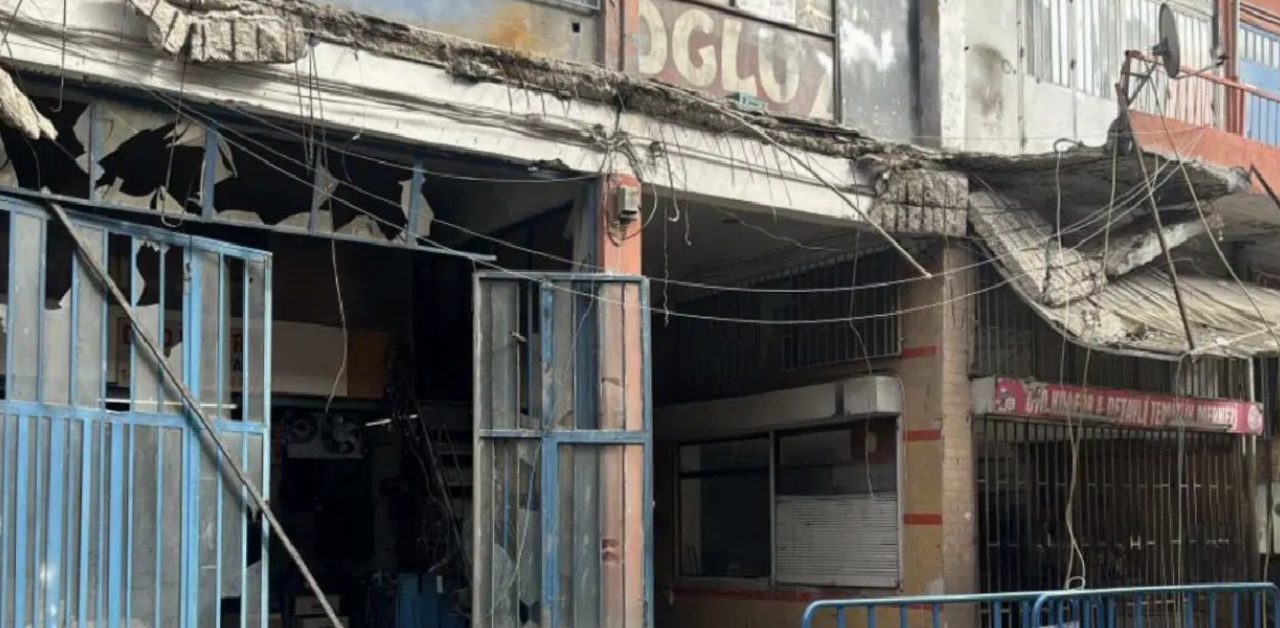 İstanbul'da sanayi sitesinde balkon çöktü: 3 işçi yaralandı! 1 İstanbul'da sanayi sitesinde balkon çöktü: 3 işçi yaralandı! 1