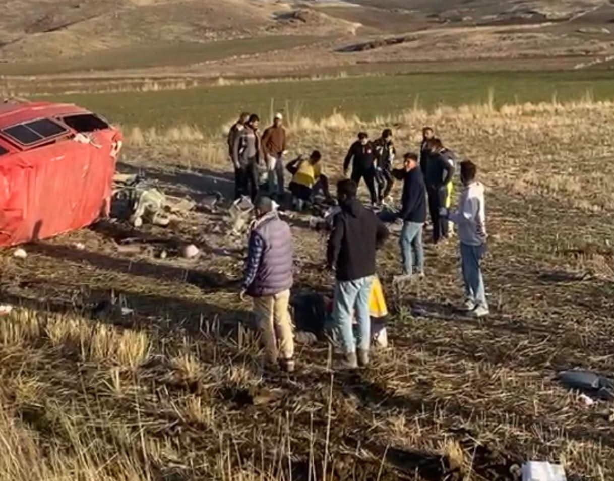 Konya'da işçi servisi şarampole devrildi! 6 yaralı 3 Konya'da işçi servisi şarampole devrildi! 6 yaralı 3